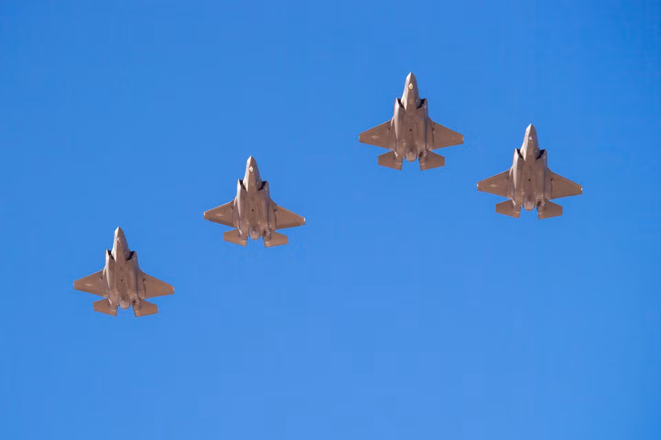 Trong thời gian được triển khai, F-35 đã phải đối mặt với một loạt các thách thức. Trong đó tai tiếng nhất là vụ rơi máy bay đầu tiên ở F-35 ở Nam Carolina xảy ra cùng một tuần với sự kiện F-35B lần đầu tiên được tham gia thực chiến ở Afghanistan. Nguồn ảnh: BI.