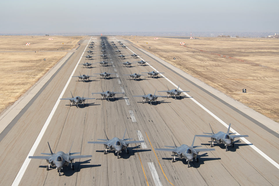 "Cuộc tập trận nhằm kiểm tra khả năng triển khai với số lượng lớn chiến đấu cơ trong thời gian ngắn nhất có thể nhằm phản ứng lại các mối nguy hiểm từ trên không có thể xuất hiện bất cứ lúc nào" - phát ngôn viên của Không đoàn 388 cho biết. Nguồn ảnh: BI.