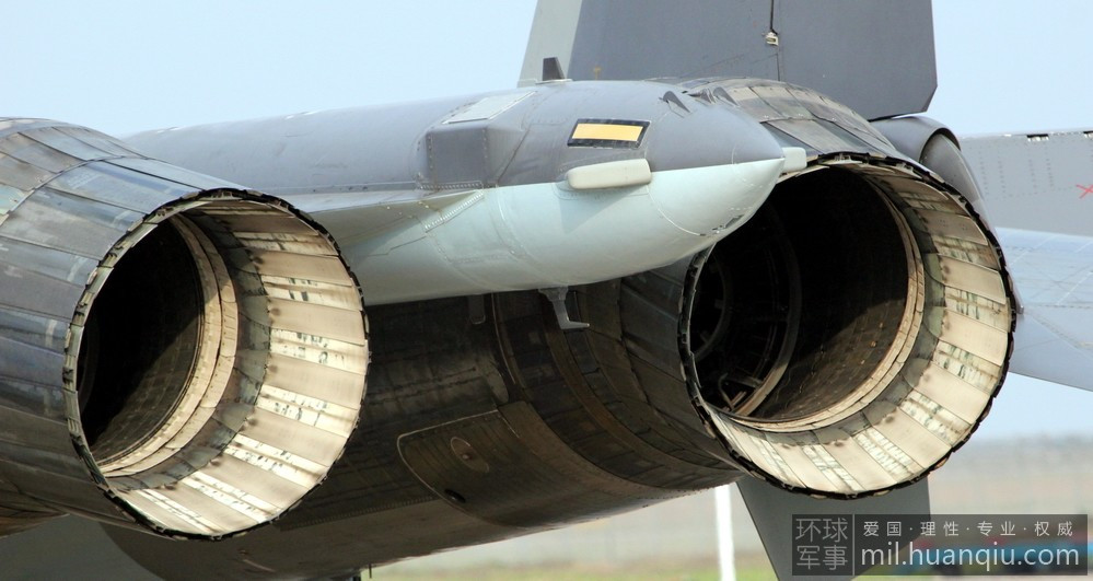 Các chiến đấu cơ được phát triển từ dòng Su-27 của Liên Xô trước đây bao gồm Su-30, Su-33 hay thậm chí là Su-35 được Nga ngày nay quảng cáo là sử dụng động cơ đẩy vector 3D - có nghĩa là ống xả của động cơ phản lực có thể xoay theo mọi hướng bao gồm thẳng phía sau (như 1D) và lên xuống, trái phải. Nguồn ảnh: Huanqiu.