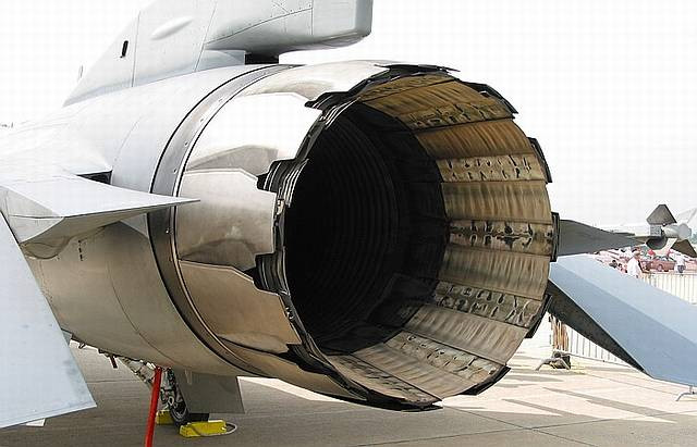 Trong khi đó động cơ đẩy vector 2D là loại động cơ có thể đẩy luồng khí phản lực theo hai hướng bao gồm hướng thẳng góc 90 độ tính từ mặt đất giống với động cơ đẩy 1D và kèm theo khả năng di chuyển lên - xuống theo chiều dọc. Nguồn ảnh: Flickr.