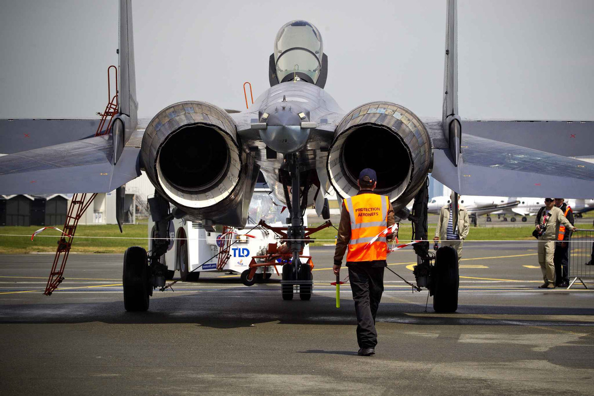 Việc sản xuất được động cơ vector 2D và 3D hiện tại đang là một trong những công nghệ sản xuất động cơ chiến đấu phản lực hiện đại nhất thế giới. Khi sở hữu động cơ 2D hoặc 3D, các chiến đấu cơ có thể thực hiện những pha nhào lộn đáng kinh ngạc trên không do có thể điều chỉnh được luồng khí phản lực, điều chỉnh được hướng của lực đẩy. Nguồn ảnh: Pinterest.