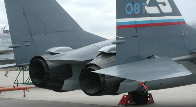 Hiện tại trên thế giới chỉ có động cơ đẩy của Su-57 được coi là động cơ phản lực 3D đúng nghĩa nhất khi nó có thể di chuyển được cả bốn hướng trái phải - trên dưới. Nguồn ảnh: AIRC.