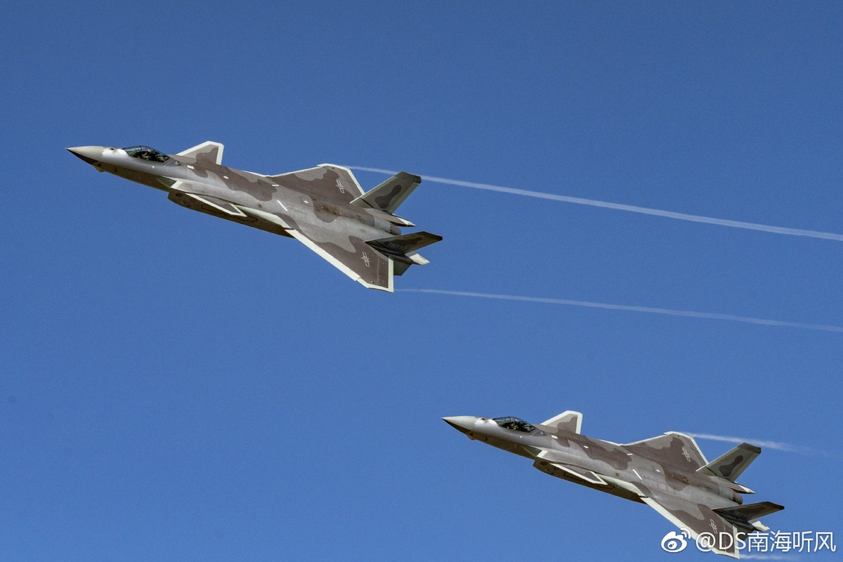 Bên cạnh đó, việc Trung Quốc cho động cơ WS-10B trình diễn cùng J-10B tại Chu Hải Airshow càng khiến nhiều người tin rằng nếu WS-15 đã hoàn thiện, chắc chắn Trung Quốc sẽ mang tới đây "trình diễn luôn một thể" chứ không việc gì phải giấu kín như tình hình thực tế đã diễn ra. Nguồn ảnh: Weibo.