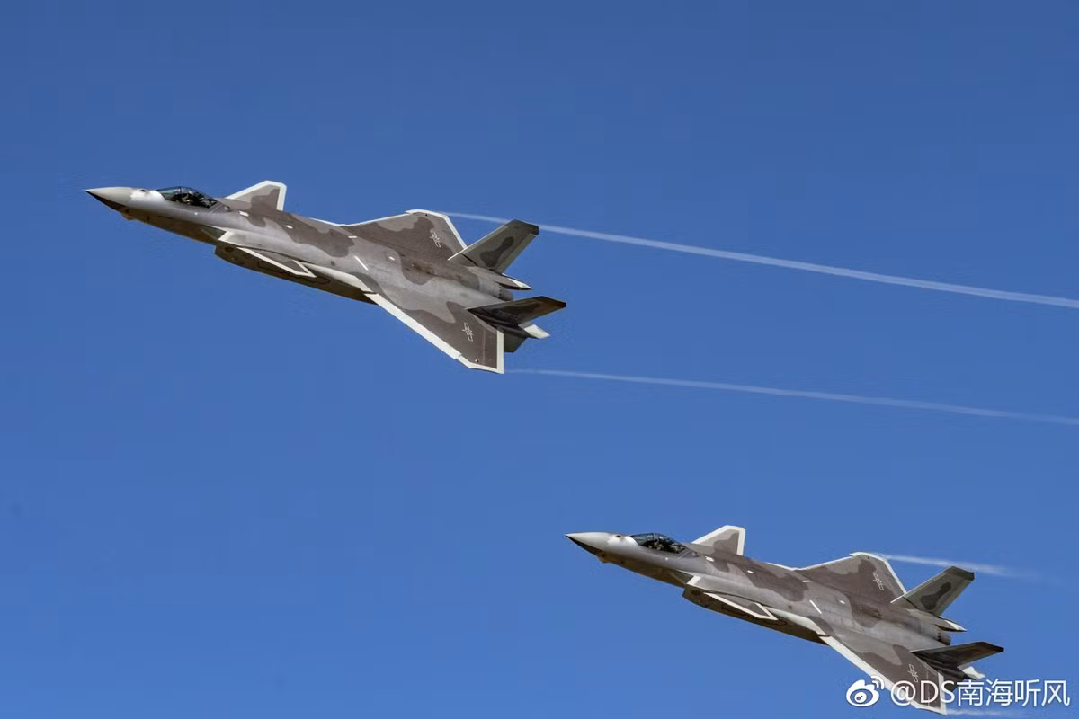 Bên cạnh đó, việc Trung Quốc cho động cơ WS-10B trình diễn cùng J-10B tại Chu Hải Airshow càng khiến nhiều người tin rằng nếu WS-15 đã hoàn thiện, chắc chắn Trung Quốc sẽ mang tới đây "trình diễn luôn một thể" chứ không việc gì phải giấu kín như tình hình thực tế đã diễn ra. Nguồn ảnh: Weibo.