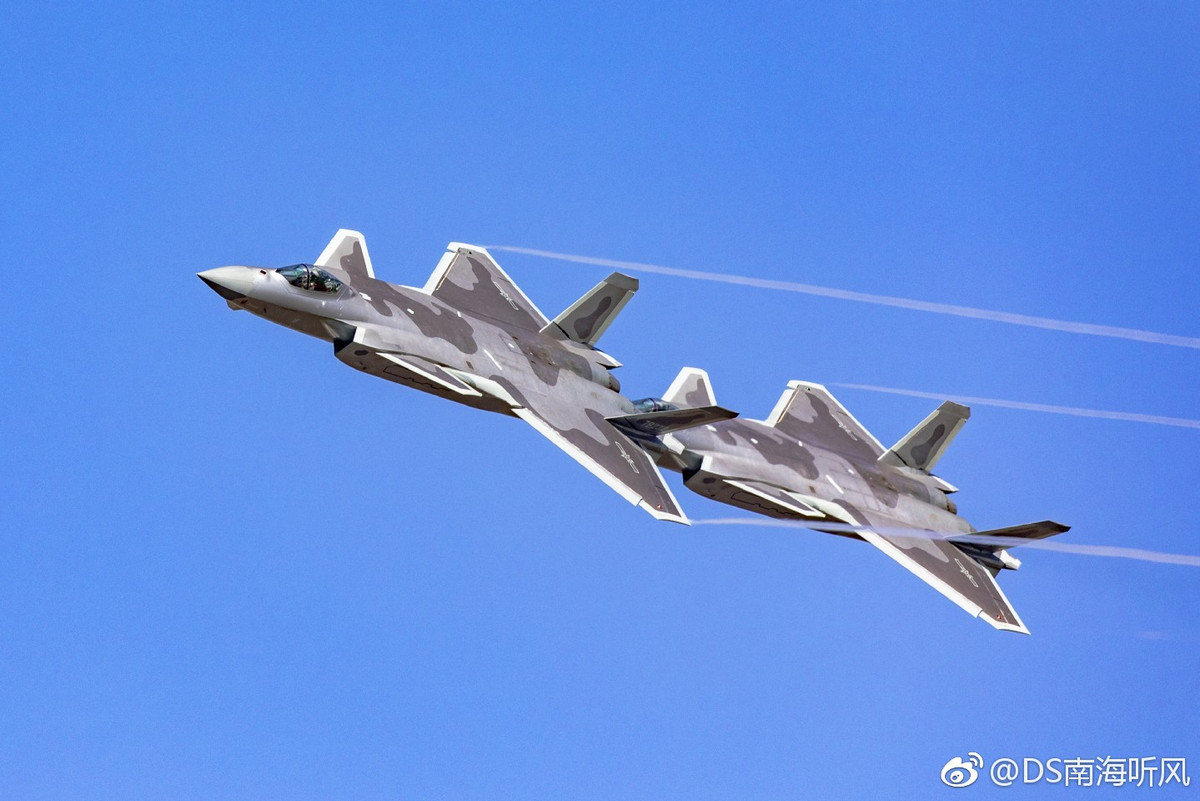 Trong ngày khai mạc Triển lãm Hàng không Chu Hải, các chiến đấu cơ J-20 của Trung Quốc chỉ xuất hiện vỏn vẹn 6 phút với màn bay trình diễn trên không. Khoảng thời gian ngắn ngủi này đủ để những phóng viên nước ngoài nhận ra động cơ mà J-20 sử dụng trong buổi sáng ngày hôm đó là động cơ AL-31 Saturn chứ không phải là WS-15. Nguồn ảnh: Weibo.