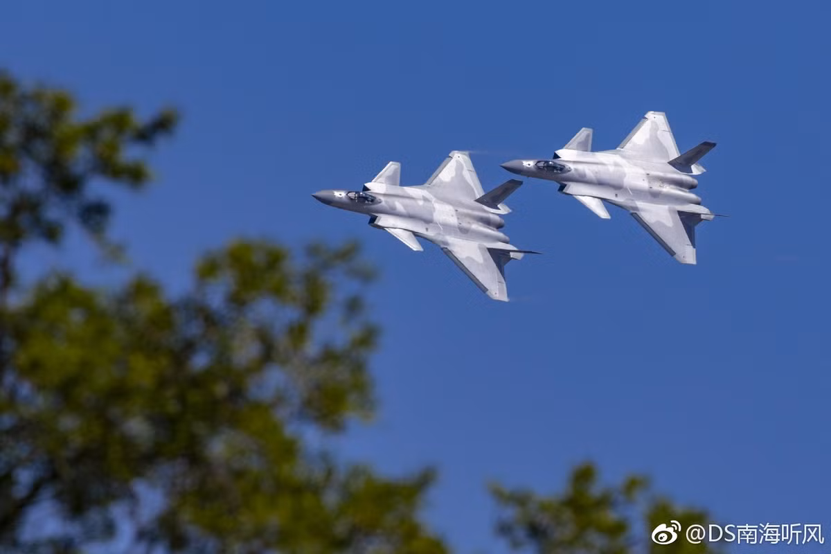 Theo các thông tin mà Business Insider của Mỹ có được, dường như động cơ WS-15 do Trung Quốc sản xuất dù đạt yêu cầu kỹ thuật động lực cơ bản nhưng bù lại, nó lại không thể hoạt động ổn định được trong thời gian dài (quá vài trăm tiếng) dẫn tới việc động cơ này vẫn chưa được lắp đặt lên chiếc J-20. Nguồn ảnh: Weibo.