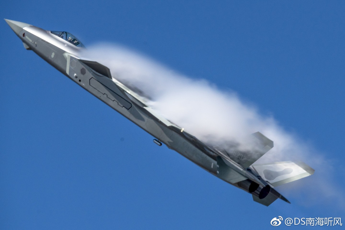 Mặc dù được trưng bày tại triển lãm hàng không Chu Hải, tuy nhiên có thể khẳng định triển vọng Trung Quốc xuất khẩu J-20 ra nước ngoài là gần như bằng 0 vì nước này đang đặt mục tiêu có thêm khoảng 200 chiếc J-20 nữa trong thời gian từ nay tới năm 2020 - một con số quá lớn, đảm bảo rằng bốn nhà máy lắp ráp J-20 dù chạy hết công suất cũng rất khó có thể đáp ứng được. Nguồn ảnh: Weibo.