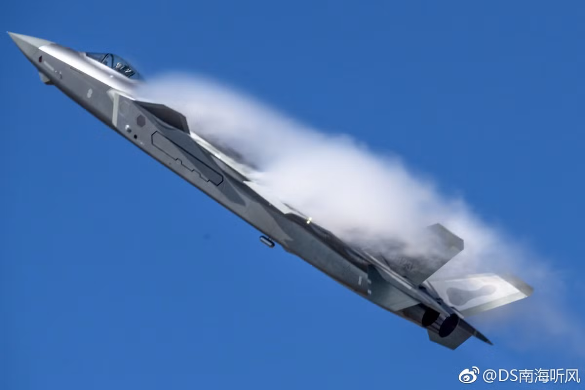 Mặc dù được trưng bày tại triển lãm hàng không Chu Hải, tuy nhiên có thể khẳng định triển vọng Trung Quốc xuất khẩu J-20 ra nước ngoài là gần như bằng 0 vì nước này đang đặt mục tiêu có thêm khoảng 200 chiếc J-20 nữa trong thời gian từ nay tới năm 2020 - một con số quá lớn, đảm bảo rằng bốn nhà máy lắp ráp J-20 dù chạy hết công suất cũng rất khó có thể đáp ứng được. Nguồn ảnh: Weibo.