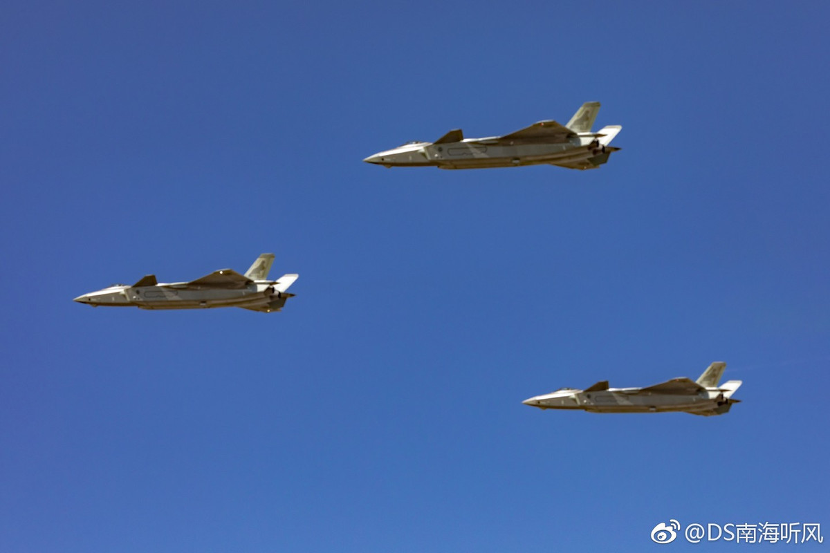 Tuy nhiên trái với kỳ vọng đó, WS-15 Emei hoàn toàn không xuất hiện tại Chu Hải. Thậm chí những chiếc chiến đấu cơ thế hệ năm J-20 bay trình diễn trong buổi triển lãm này cũng vẫn sử dụng động cơ AL-31 Saturn của Nga chứ không phải động cơ nội địa WS-10B do Trung Quốc sản xuất. Nguồn ảnh: Weibo.