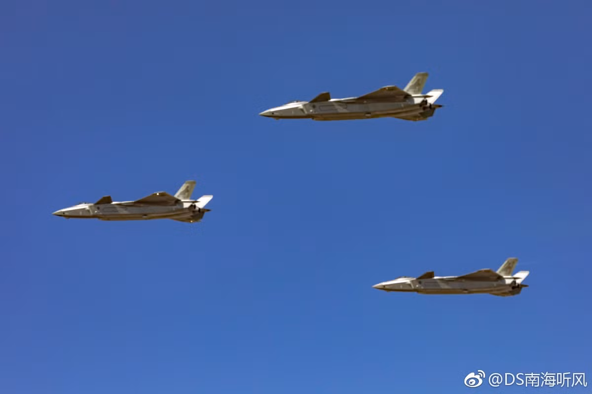 Tuy nhiên trái với kỳ vọng đó, WS-15 Emei hoàn toàn không xuất hiện tại Chu Hải. Thậm chí những chiếc chiến đấu cơ thế hệ năm J-20 bay trình diễn trong buổi triển lãm này cũng vẫn sử dụng động cơ AL-31 Saturn của Nga chứ không phải động cơ nội địa WS-10B do Trung Quốc sản xuất. Nguồn ảnh: Weibo.