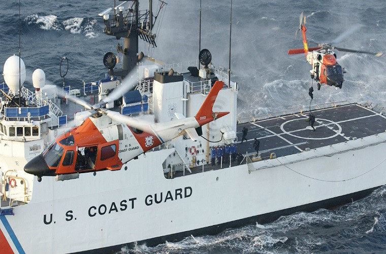 Cùng với lực lượng Vệ binh Quốc gia, Tuần duyên Mỹ được phép mang vũ khí và triển khai vũ khí trong nội địa lãnh thổ nước này thay vì bị cấm như các lực lượng Lục quân, Thuỷ quân Lục chiến khác. Nguồn ảnh: BI.