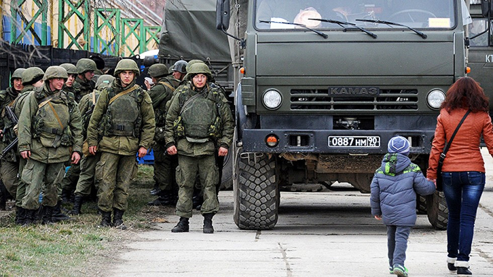 Ngày 26/2, phe đối lập Ukraine sau khi kiểm soát quốc hội nước này công bố danh sách bộ trưởng cho chính quyền mới. Nga giận giữ đặt 150.000 quân vào trạng thái báo động. Washington cảnh báo Moscow về việc can thiệp vào nội bộ Ukraine bằng biện pháp quân sự. Nguồn ảnh: Reuters.