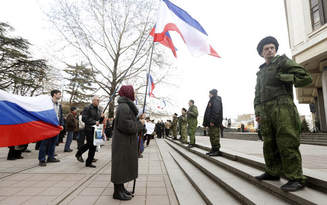 Ngày 5/3, Quân đội Nga phản đối việc rút quân khỏi Bán đảo Crimea, cho rằng đây chỉ là hành động tự vệ được thực hiện một cách tự ý của các đơn vị quân đội Nga mà cụ thể là Hạm đội Biển Đen hiện đang đóng quân ở đây. Cũng trong ngày này, Liên minh châu Âu chấp thuận khoản viện trợ 11 tỷ Euro cho Kiev sau khi chính quyền mới ở Kiev được lập nên. Nguồn ảnh: Reuters.