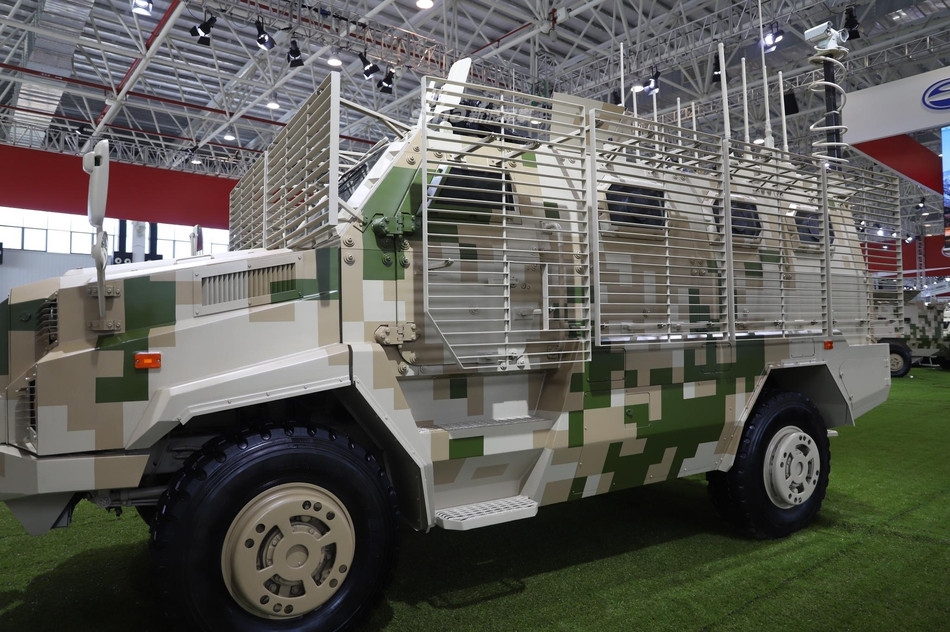 Hệ thống hàng rào này giúp bảo vệ xe khỏi các loại đạn nhiệt áp, đạn nổ hai lần. Những loại súng chống tăng đời cũ như RPG-7 có thể dễ dàng bị đánh gục bởi kiểu phòng vệ rẻ tiền đầy hiệu quả này. Nguồn ảnh: Sina.