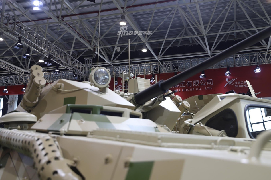 Xe còn được trang bị một khẩu súng máy đồng trục cỡ 7,62 gắn trên tháp pháo và các ống phóng lựu đạn khói. Nguồn ảnh: Sina.