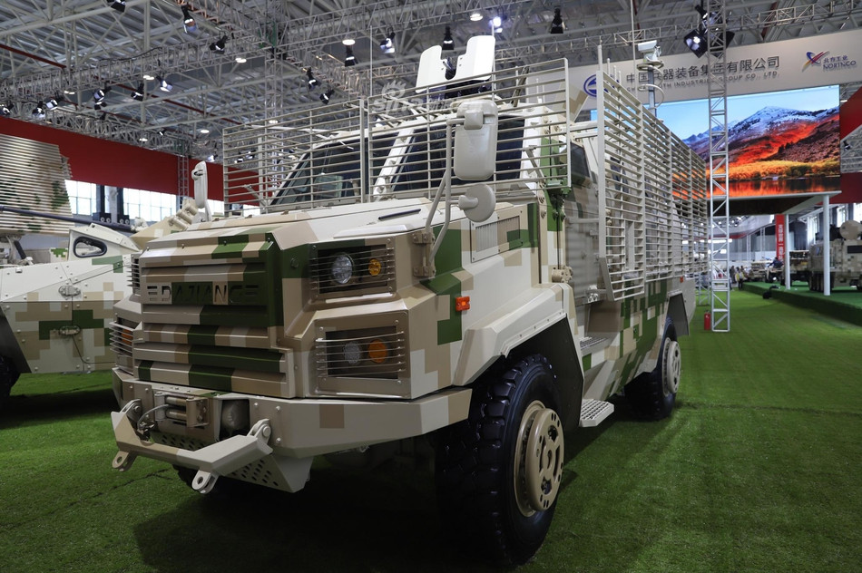 Điểm đặc biệt của loại thiết giáp này đó là nó được cấu tạo cùng một lớp hàng rào chống đạn chống tăng xung quanh xe. Nguồn ảnh: Sina.