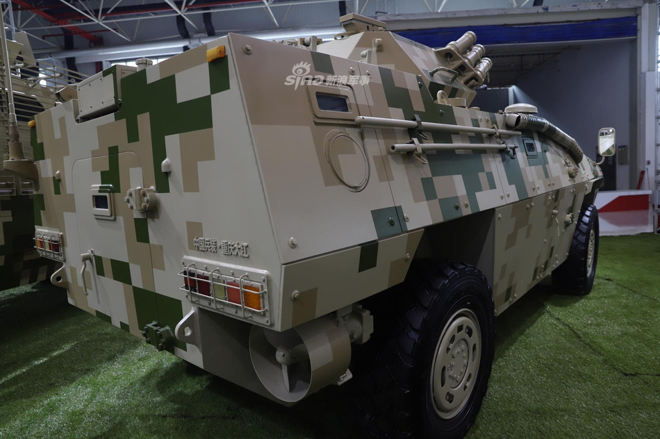 Đặc biệt, CS/VN3-1 có khả năng lội nước với hệ thống chân vịt được trang bị ở phía sau xe. Cửa mở phía sau xe được đặt ở vị trí giữa và khá khó để nhận ra do được làm bằng với thành xe, hoàn toàn không nhô ra ngoài. Nguồn ảnh: Sina.