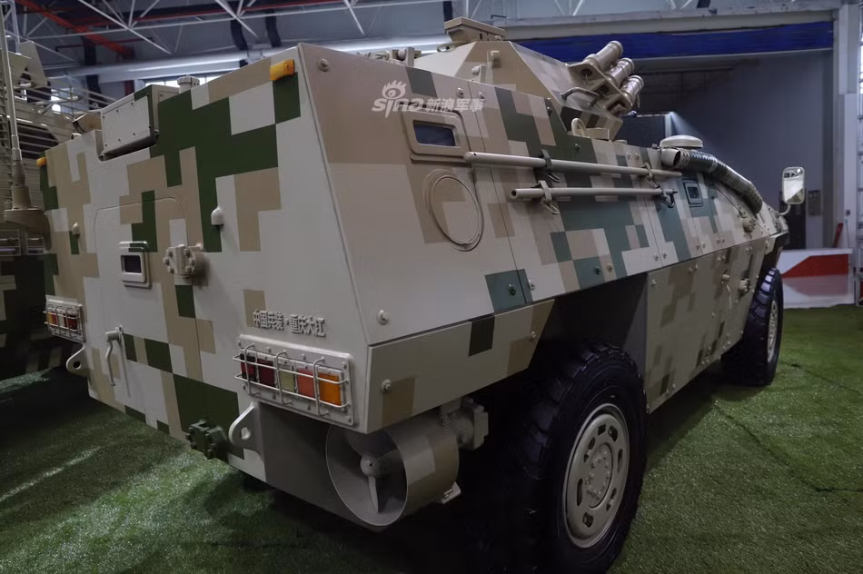 Đặc biệt, CS/VN3-1 có khả năng lội nước với hệ thống chân vịt được trang bị ở phía sau xe. Cửa mở phía sau xe được đặt ở vị trí giữa và khá khó để nhận ra do được làm bằng với thành xe, hoàn toàn không nhô ra ngoài. Nguồn ảnh: Sina.