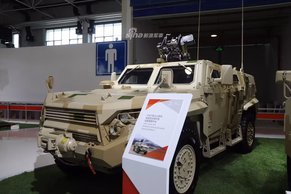 Kế đó là VN2C. Đây là loại xe bọc thép phù hợp với các nhiệm vụ tuần tra, trinh sát hay thậm chí có thể sử dụng như xe chỉ huy. Ảnh: VN2C tại Zhuhair Airshow. Nguồn ảnh: Sina.