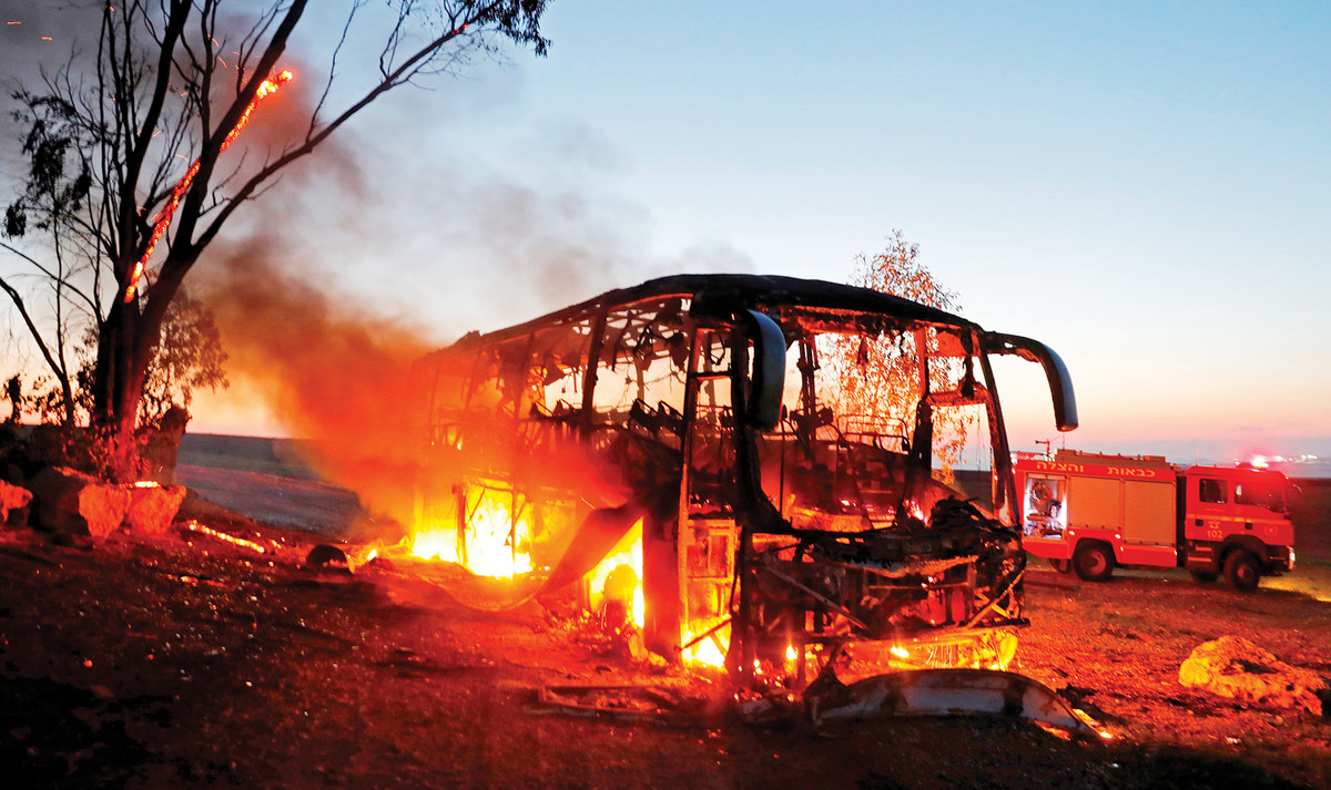 Căng thẳng giữa Israel và Hamas bùng phát trở lại từ cuối tuần trước khi đặc nhiệm Israel vượt qua biên giới Palestine để trả thù cho cái chết của một sĩ quan Israel. Cuộc "vượt biên" của lính Israel đã dẫn tới cái chết của một thủ lĩnh Hamas và sáu người Palestine. Một xe buýt chở lính Israel bị tấn công bằng tên lửa chống tăng tại dải Gaza vào cuối tuần vừa rồi khởi đầu các hoạt động đáp trả của Hamas. Nguồn ảnh: Getty Images