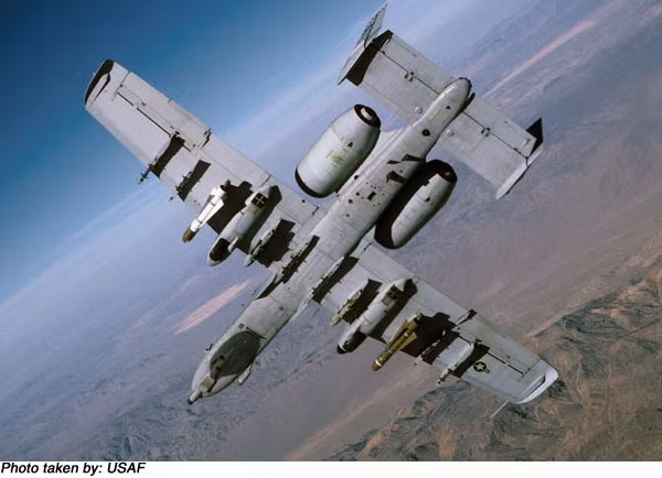 Việc lựa chọn A-10 làm cường kích cơ đầu tiên được Không quân Mỹ trang bị hệ thống này cũng được cân nhắc rất kỹ vì đây là loại máy bay có cách thức sử dụng rất khác so với tiêm kích. Thông thường, tiêm kích sẽ hoạt động ở độ cao lớn trong khi A-10 do thực hiện các nhiệm vụ yểm trợ mặt đất nên sẽ thường xuyên bổ nhào xà xuống độ cao thấp để cung cấp hoả lực. Nguồn ảnh: USAF.