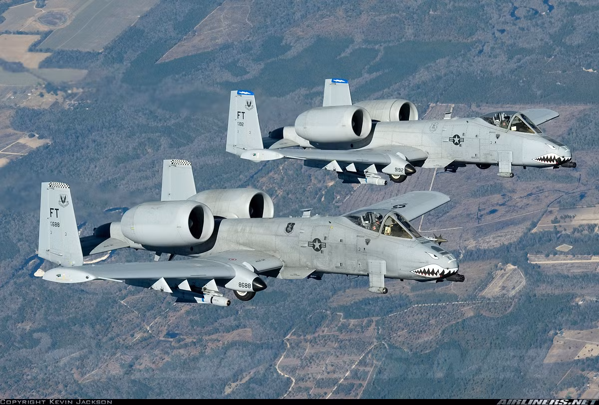 Mỗi một pha bổ nhào xà xuống mặt đất sẽ khiến buồng lái của A-10 kêu liên hồi với hàng loạt các tín hiệu cảnh báo các loại. Sơ sơ có thể kể ra một vài tín hiệu cảnh báo như độ cao giảm đột ngột, tốc độ tăng quá cao, mũi máy bay ở góc quá thấp, cảnh báo va chạm mặt đất,... tất cả đủ để khiến phi công phát điên và mệt mỏi. Nguồn ảnh: Airliners.