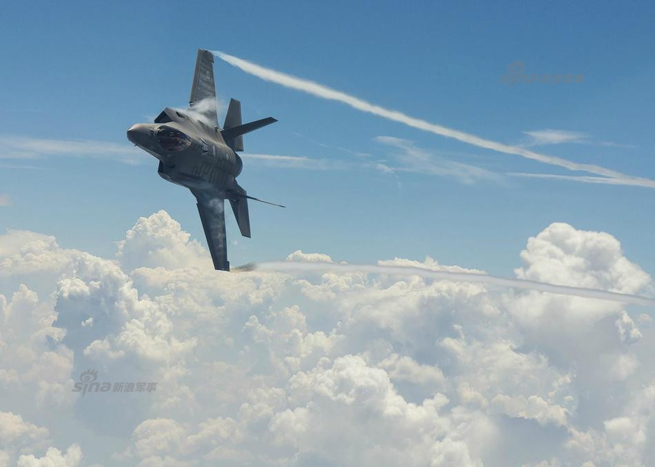 Israel thậm chí còn đề xuất Lockheed Martin và Mỹ chế tạo một phiên bản mới của F-35 cho phép nó mang theo được phi hành đoàn 2 người. Phía Israel cho rằng, không chỉ có nước này mà còn nhiều nước khác trên thế giới đều yêu cầu Mỹ chế tạo phiên bản F-35 có hai ghế nhưng Mỹ và Lockheed Martin vẫn chưa đáp ứng được. Nguồn ảnh: Sina.