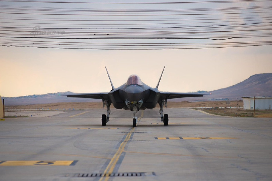 Ở thời điểm hiện tại, Không quân Israel thậm chí còn chưa cần tung ra con bài F-35I mà chỉ cần sử dụng các chiến đấu cơ đời cũ như F-16I cũng đủ khiến hệ thống phòng không và không quân của các nước trong khu vực bó tay. Nguồn ảnh: Sina.