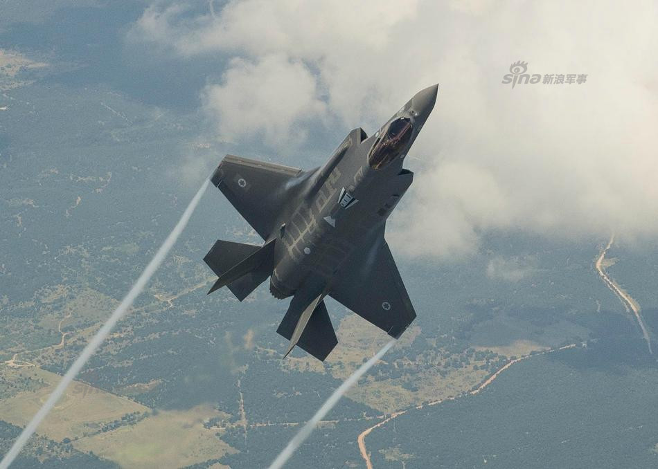 Hệ thống điện tử và phần mềm của Israel cũng cho phép chiến đấu cơ F-35I hoạt động hiệu quả hơn với các loại tên lửa không đối không và bom có điều khiển do nước này tự sản xuất. Nguồn ảnh: Sina.