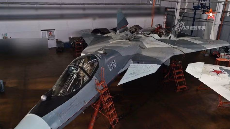 Kiểu thiết kế này có ưu điểm rất lớn đó là nó sẽ không ảnh hưởng tới khả năng tàng hình của máy bay và quan trọng hơn nữa đó là kiểu dáng khí động học của chiến đấu cơ được bảo đảm hoàn toàn, không có bất cứ một chi tiết thừa nào. Nguồn ảnh: Sina.