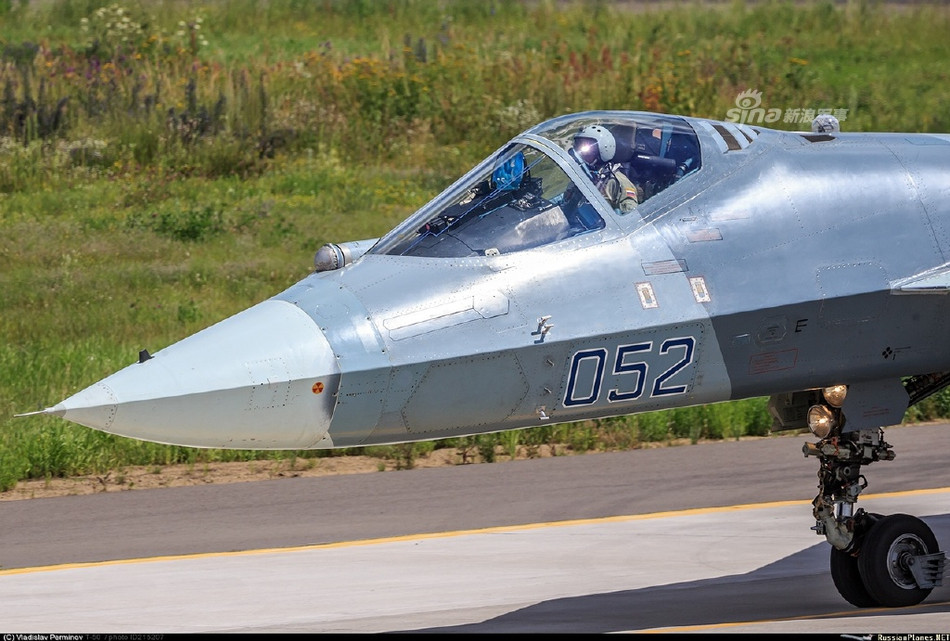 Những loại máy bay phổ biến nhất của Không quân Nga hiện nay bao gồm các loại chiến đấu cơ như Su-30, Su-33, Su-34,... đều có kiểu thiết kế tiếp nhiên liệu trên không bằng cách thò - thụt vòi nhận nhiên liệu từ trong mũi máy bay ra ngoài. Nguồn ảnh: Photo.