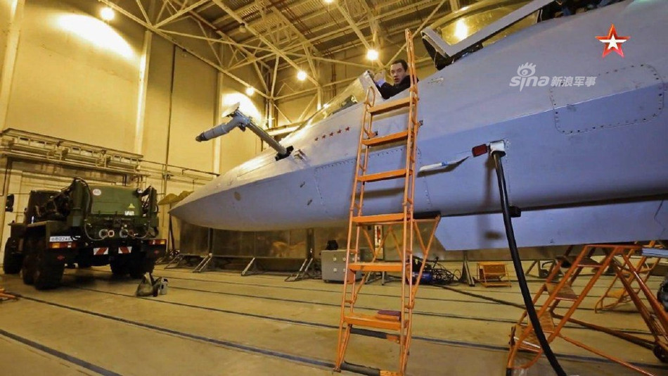 Phần vòi tiếp nhiên liệu được giấu trong thân này có thiết kế vuông góc rất giống với hệ thống tiếp liệu trên không trên chiến đấu cơ Su-33 - một chiến đấu cơ khác của Nga cũng có thiết kế giấu vòi nhận nhiên liệu vào trong mũi máy bay. Nguồn ảnh: Sina.