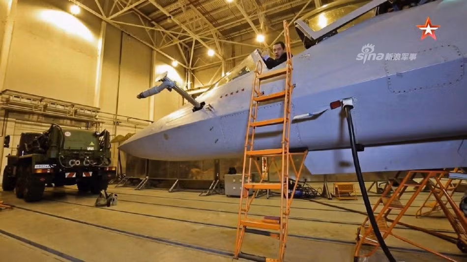 Phần vòi tiếp nhiên liệu được giấu trong thân này có thiết kế vuông góc rất giống với hệ thống tiếp liệu trên không trên chiến đấu cơ Su-33 - một chiến đấu cơ khác của Nga cũng có thiết kế giấu vòi nhận nhiên liệu vào trong mũi máy bay. Nguồn ảnh: Sina.