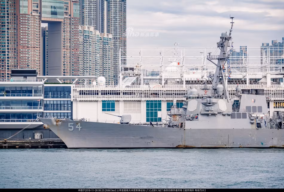 Trái tim của tàu là 4 động cơ tua-bin khí GE LM2500-30 kèm theo hai trục dẫn động, cung cấp công suất tổng cộng 100.000 mã lực. Công suất này đủ để tàu di chuyển được với tốc độ lên tới 30 hải lý giờ - tương đương 56 km/h. Nguồn ảnh: Sina.