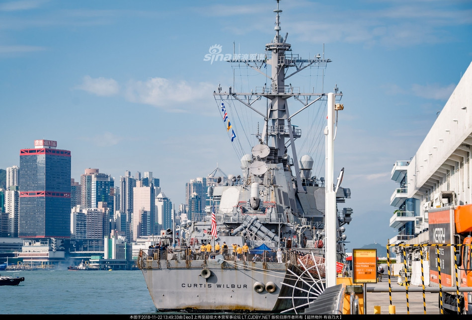 Ghé thăm Hong Kong cùng với tàu sân bay USS Ronald Reagan, tàu khu trục hạm USS Curtis Wilbur có vẻ không thu hút được nhiều sự quan tâm của công chúng. Đơn giản cũng là do người dân Hong Kong đã đón quá nhiều khu trục hạm lớp Arleigh Burke tới thăm từ trước đó. Nguồn ảnh: Sina.