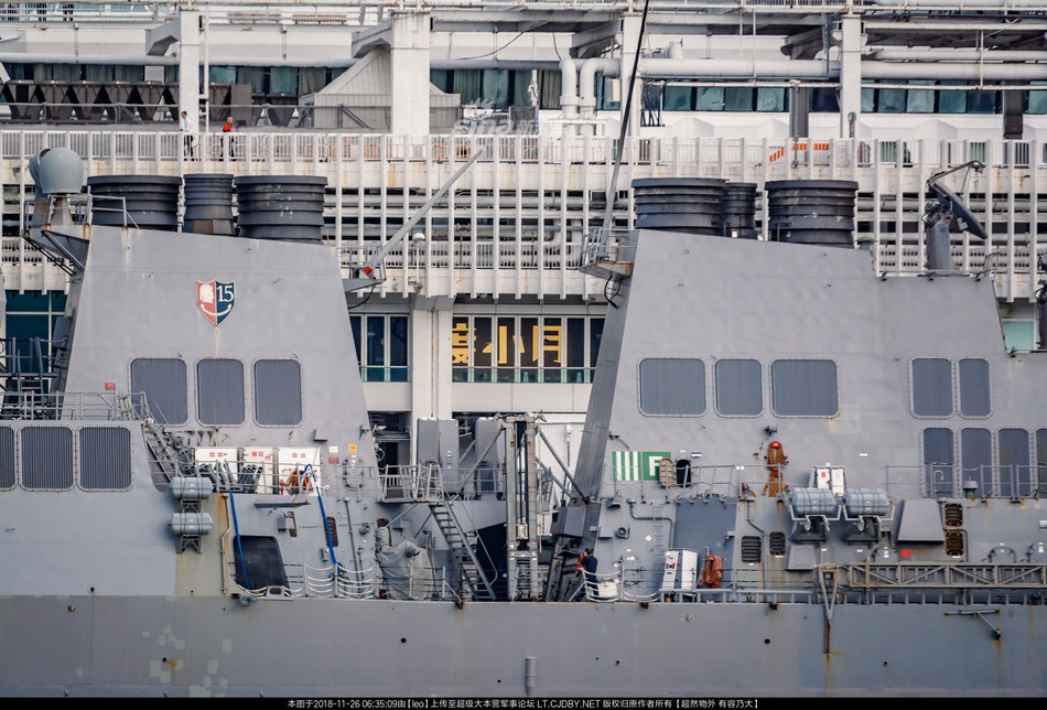 Hoả lực trên tàu bao gồm 1 hệ thống 29 ống phóng và 1 hệ thống 61 ống phóng thẳng đứng cùng khả năng mang theo 90 tên lửa các loại bao gồm RIM-156, SM-2, BGM-109 hoặc RUM-139. Ngoài ra tàu còn có 2 tổ hợp Mk 141 Harpoon và một khẩu hải pháo Mark 45 cỡ nòng 127mm. Nguồn ảnh: Sina.