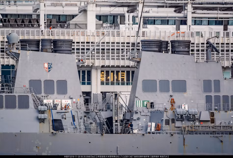 Hoả lực trên tàu bao gồm 1 hệ thống 29 ống phóng và 1 hệ thống 61 ống phóng thẳng đứng cùng khả năng mang theo 90 tên lửa các loại bao gồm RIM-156, SM-2, BGM-109 hoặc RUM-139. Ngoài ra tàu còn có 2 tổ hợp Mk 141 Harpoon và một khẩu hải pháo Mark 45 cỡ nòng 127mm. Nguồn ảnh: Sina.