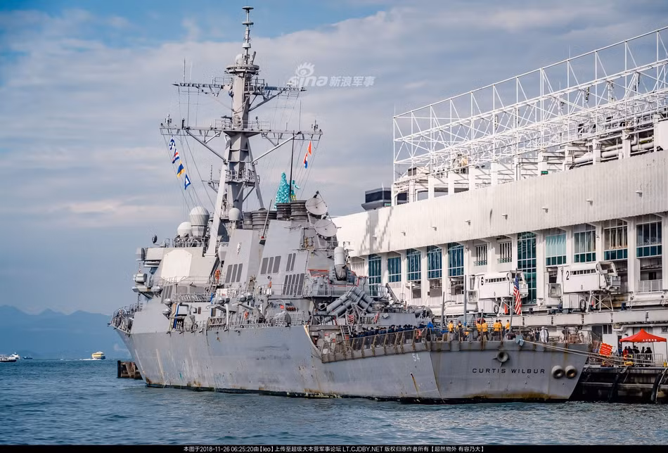 Tàu có tầm hoạt động 8100 km ở tốc độ hành trình 20 hải lý giờ (37 km/h). Biên chế đầy đủ của khu trục hạm USS Curtis Wilbur là 71 sĩ quan chỉ huy và 210 thuỷ thủ đoàn. Nguồn ảnh: Sina.