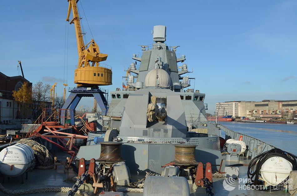 Tàu có độ giãn nước tối đa chỉ 5400 tấn, chiều dài của khinh hạm Kasatonov lên tới 135 mét trong khi lườn rộng 16 mét. Mớm nước tối đa của khinh hạm này là 4,5 mét. Nguồn ảnh: RIA.