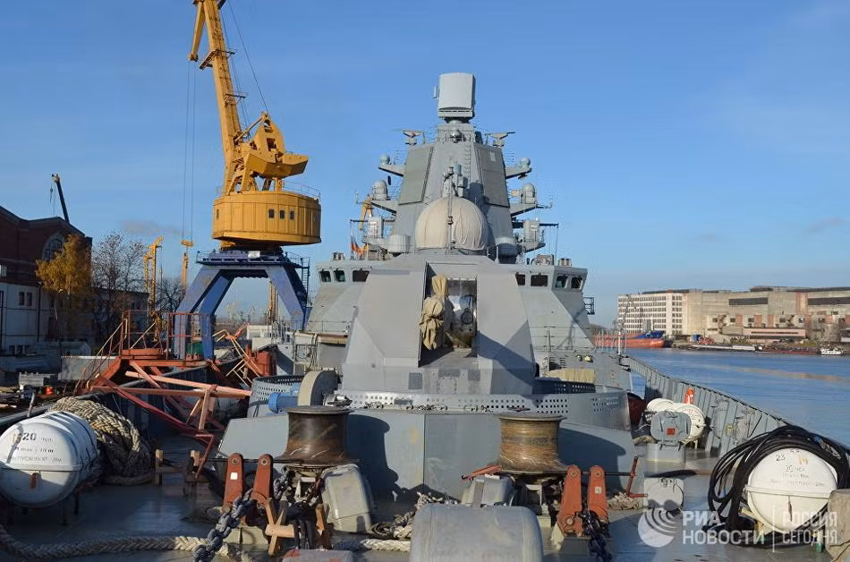 Tàu có độ giãn nước tối đa chỉ 5400 tấn, chiều dài của khinh hạm Kasatonov lên tới 135 mét trong khi lườn rộng 16 mét. Mớm nước tối đa của khinh hạm này là 4,5 mét. Nguồn ảnh: RIA.