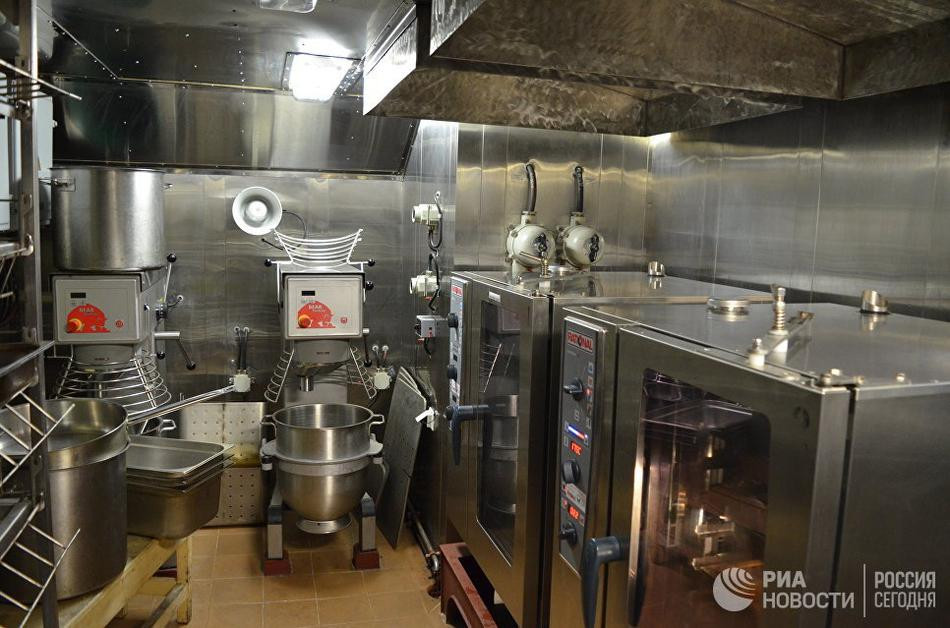 Còn đây là nhà bế p nơi phục vụ ăn uống cho 210 sĩ quan và thủy thủ trên tàu khinh hạm Đô đốc Kasatonov. Nguồn ảnh: RIA.