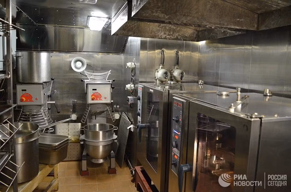 Còn đây là nhà bế p nơi phục vụ ăn uống cho 210 sĩ quan và thủy thủ trên tàu khinh hạm Đô đốc Kasatonov. Nguồn ảnh: RIA.
