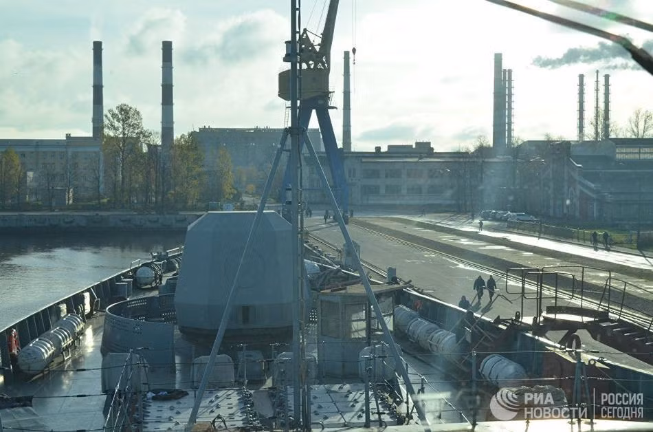 Dù là một loại tàu khinh hạm cực kỳ hiện đại những các tàu lớp Đô đô Gorshkov lại đòi hỏi thuỷ thủ đoàn có quân số lên tới 210 người. Điều này khiến tàu chỉ có thể hoạt động được tối đa trên biển 30 ngày trước khi hết đồ dự trữ. Nguồn ảnh: RIA.