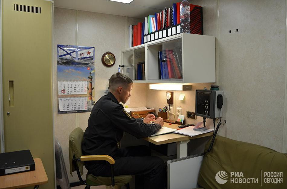 Tuy nhiên tàu vẫn được trang bị thêm loại radar Monolit 34K1 chuyên quét mặt biển để tìm kiếm tàu mặt nước và lấy tham số điều khiển pháo. Hình ảnh bên trong một phòng làm việc của sĩ quan trên tàu Đô đốc Kasatonov. Nguồn ảnh: RIA.