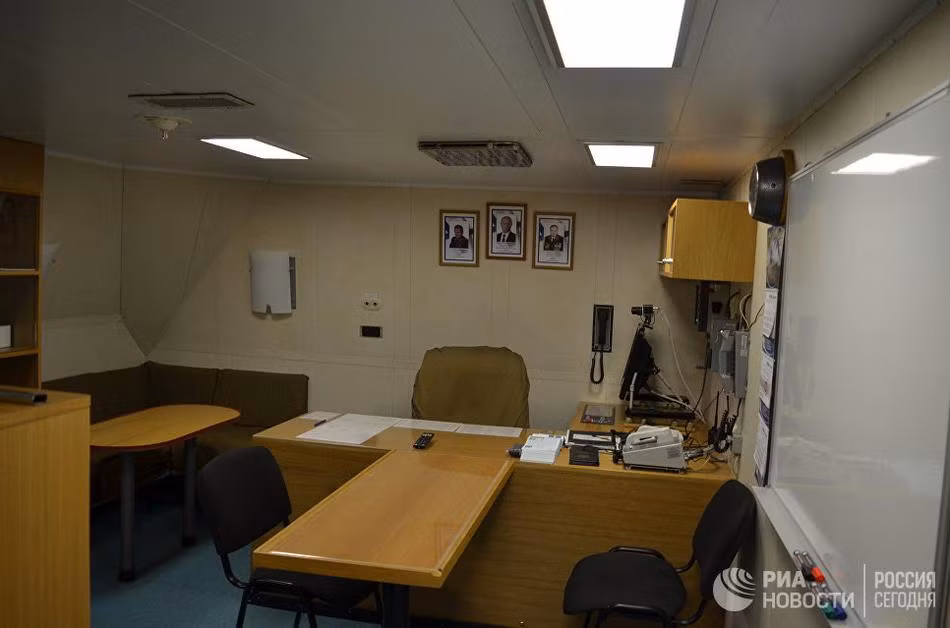 Về trang bị vũ khí, tàu có một pháo 130 mm, 16 ống phóng với tên lửa P-800 Onks hoặc Kalibr cùng với 32 ống phóng tên lửa tầm ngắn 9M96, hai tổ hợp pháo cao tốc, 2x4 ống phóng ngư lôi cỡ nhỏ 330 mm và có khả năng mang theo một máy bay trực thăng Ka-27. Nguồn ảnh: RIA.