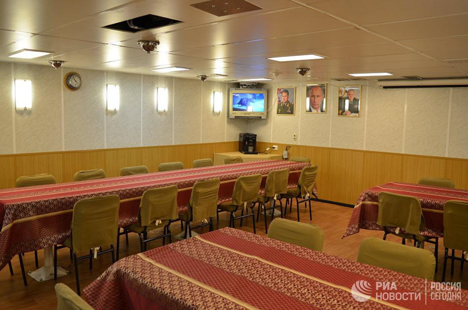 Giống như nhiều tàu chiến khác, các thủy thủ trên tàu Đô đốc Kasatonov cũng được phân công làm việc theo ca trực, nên số thủy thủ trực chiến trên tàu tối đa cũng chỉ hơn 100 người. Nguồn ảnh: RIA.