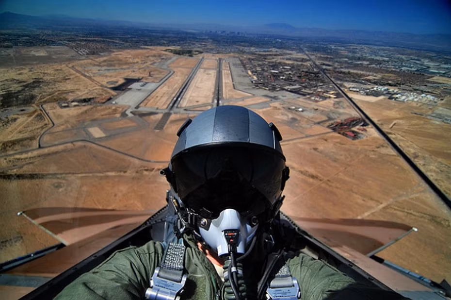 Nhiều chuyên gia quân sự thậm chí còn hóm hỉnh nhận xét, số lượng phi công Mỹ bỏ quân ngũ chuyển sang lái máy bay dân sự thậm chí còn có tốc độ nhanh hơn cả... phi công Mỹ bị bắn hạ ở châu Âu thời Chiến tranh Thế giới thứ hai. Nguồn ảnh: Pinterest.