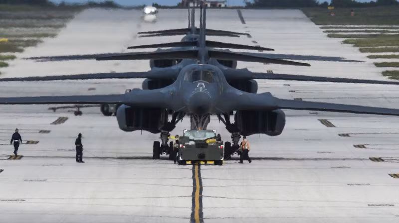 Một vài phương án trong đó có cả việc rút ngắn thời gian đào tạo phi công xuống còn ba năm đã được cân nhắc. Tuy nhiên phía Không quân Mỹ không chấp nhận phương án này vì phi công của họ cần phải có đủ giờ bay huấn luyện trước khi có thể trở thành một phi công xịn sẵn sàng bị ném ra chiến trường. Nguồn ảnh: Bomber.