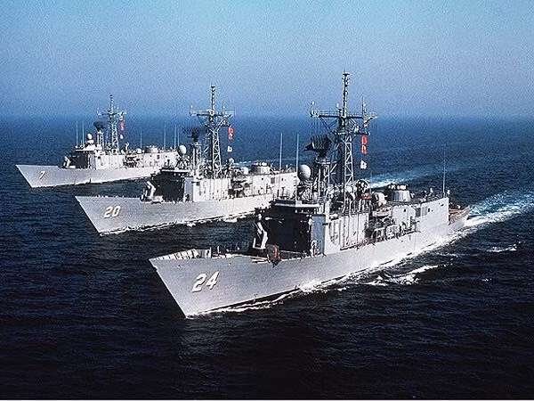 Theo thiết kế, các khinh hạm OHP được trang bị đầy đủ vũ khí "hạng nặng" bao gồm hệ thống tên lửa phòng không tầm trung SM-1MR (40km) và tên lửa chống hạm Harpoon (tầm bắn 120km). Nguồn ảnh: Thedrive.