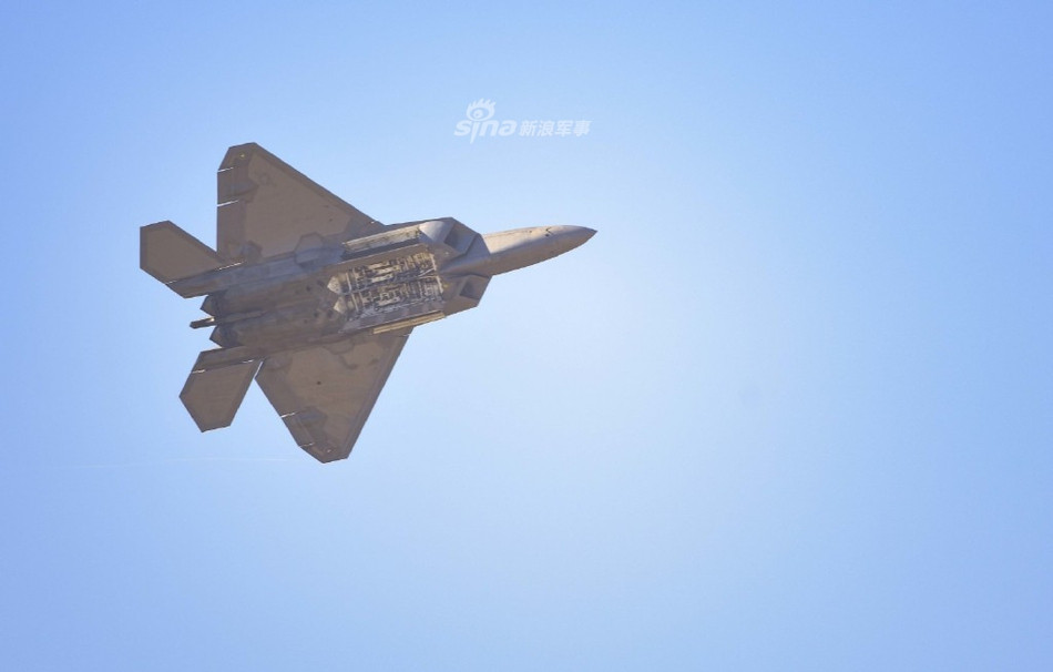 Khả năng mang vũ khí của F-22 Raptor là cực kỳ đáng nể. Cụ thể, chiến đấu cơ tàng hình đầu tiên của Mỹ được trang bị bốn giá treo dưới hai cánh, mỗi giá treo dưới hai cánh này có khả năng mang theo 2270 kg vũ khí. Nguồn ảnh: Sina.